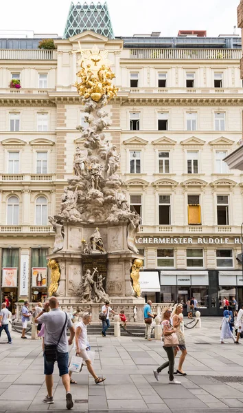 Menschen an der barocken Pestsäule in Wien — Stockfoto