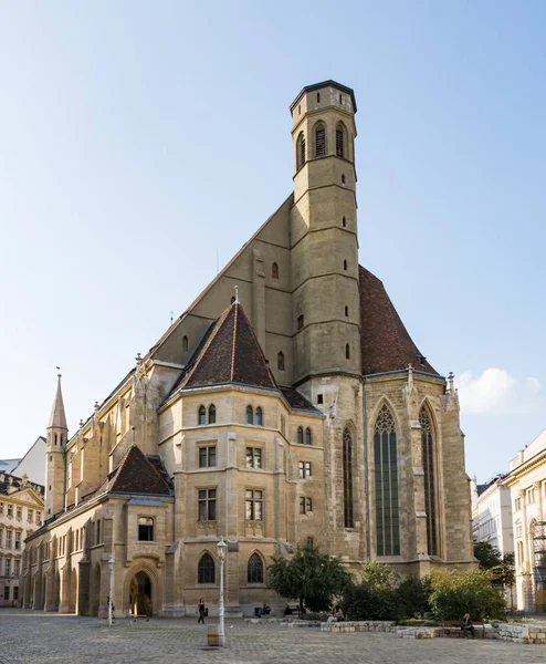 Personer vid Minoritenkirche kyrkan i Wien — Stockfoto