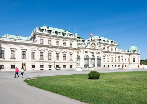 Gente en el jardín del palacio Belvedere de Viena — Foto de Stock