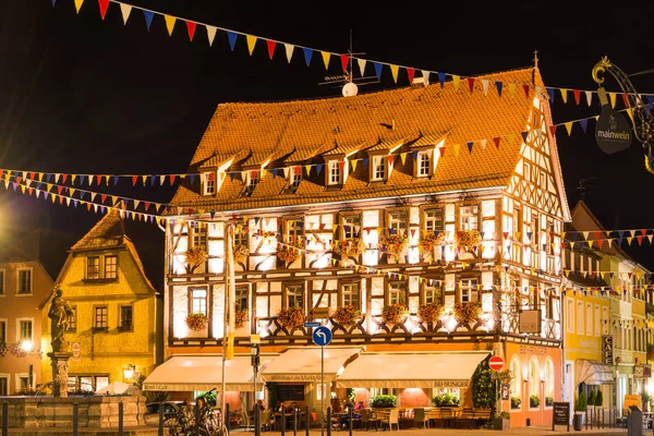 Tourists at the historic village of Volkach at night — Stock Photo, Image