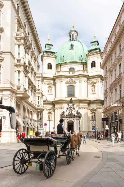 Carruagem puxada a cavalo na igreja Peterskirche em Viena — Fotografia de Stock