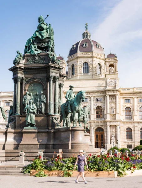 Toeristen op het historische plein van de Maria-Theresien-Platz in Wenen — Stockfoto