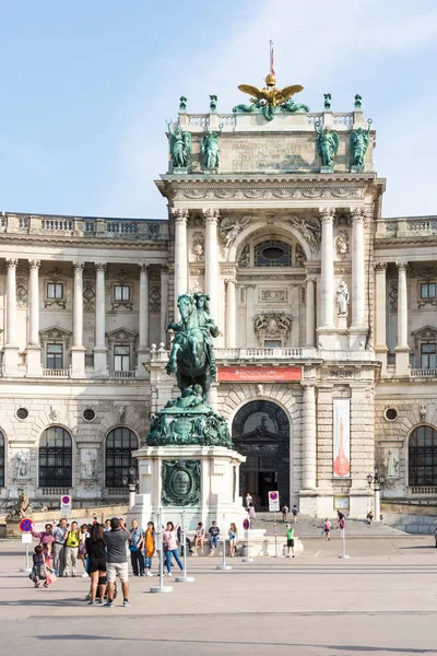 Toeristen op het Keizerlijk Paleis Hofburg in Wenen — Stockfoto