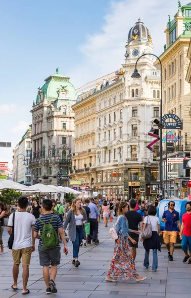 Mensen in het voetgangersgebied van Wenen — Stockfoto