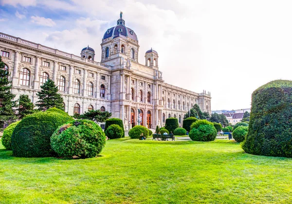 Viyana'daki tarihi Maria-Theresien-Platz Meydanı'nda turistler