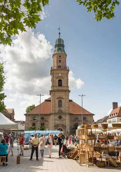 Market at the Hugenottenkirche church in Erlangen — Stock Photo, Image