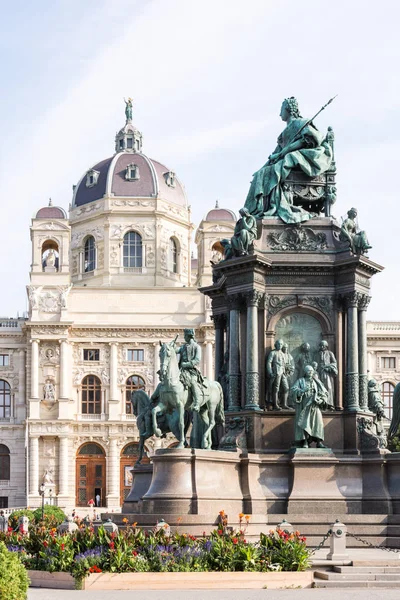 Turistas en la histórica plaza Maria-Theresien-Platz de Viena — Foto de Stock