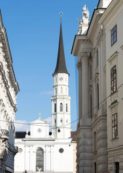 Michaelerkirche kerk in Wenen — Stockfoto