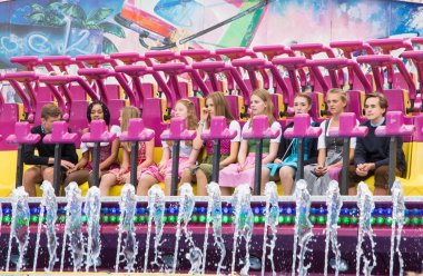 Dirndl genç kız bir fuar binmek