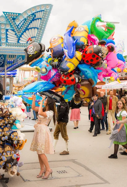 Frau posiert mit Heliumballons auf Oktoberfest — Stockfoto