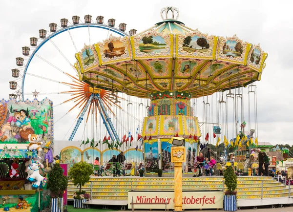 Traditionelles chairoplane beim oktoberfest in münchen lizenzfreie Stockbilder