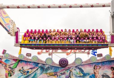 Dirndl genç kız bir fuar binmek