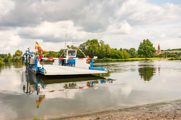 Barco de balsa cruzando o rio Main em Wipfeld — Fotografia de Stock