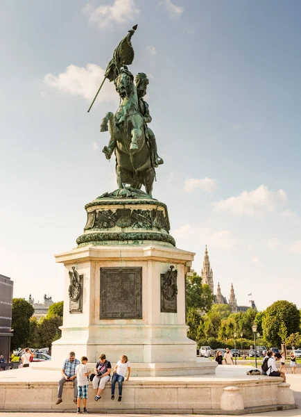 Toeristen op het standbeeld van Karel op de Heldenplatz in — Stockfoto