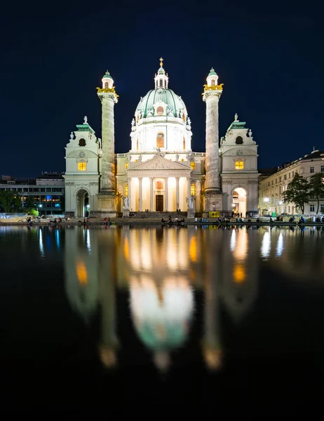 Barokní kostel Karlskirche ve Vídni v noci — Stock fotografie