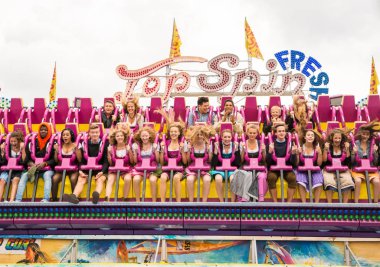 Dirndl genç kız bir fuar binmek