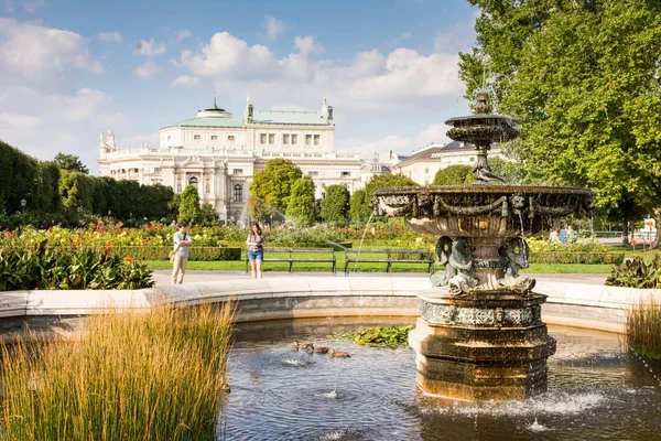 Parque público Volksgarten en Viena —  Fotos de Stock