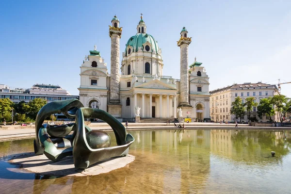 Turisté na barokní kostel Karlskirche ve Vídni — Stock fotografie