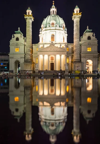 Barokní kostel Karlskirche ve Vídni v noci — Stock fotografie