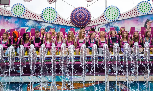 Dirndl genç kız bir fuar binmek