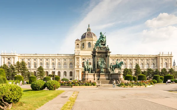 Touristen am historischen maria-theresien-platz in wien — Stockfoto