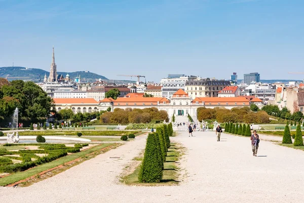 Az emberek a kertben, a Belvedere palota Bécsben — Stock Fotó