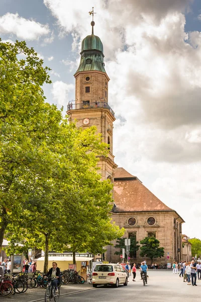 People at Hugenottenkirche church in Erlangen — Stock Photo, Image