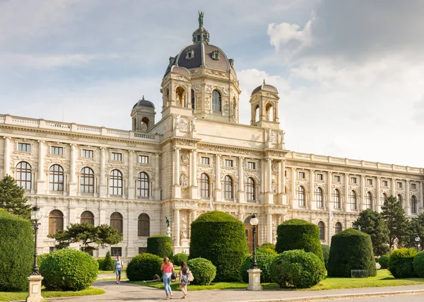 Touristen am historischen maria-theresien-platz in wien — Stockfoto