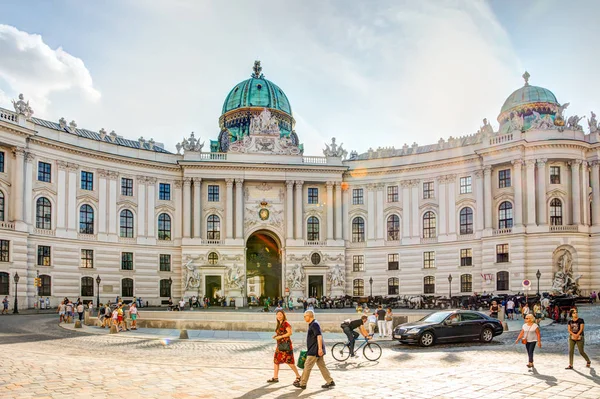 Turisté na císařský palác Hofburg ve Vídni — Stock fotografie