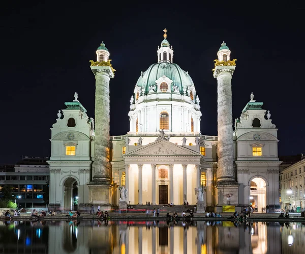 Barokní kostel Karlskirche ve Vídni v noci — Stock fotografie