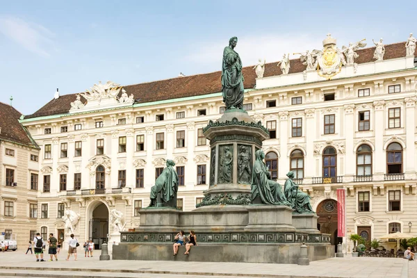 Toeristen op het Keizerlijk Paleis Hofburg in Wenen — Stockfoto