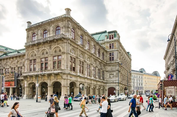 Mensen bij de Staatsopera van Wenen — Stockfoto