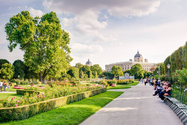 Общественный парк Волксгартен в Вене
