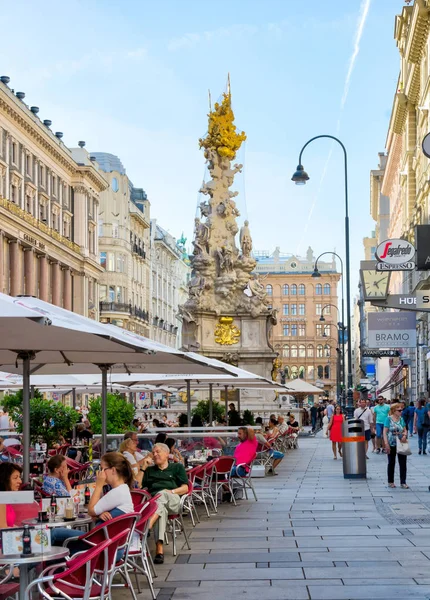 Lidé v barokní morový sloup ve Vídni — Stock fotografie