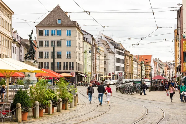 Pessoas no centro histórico de Augsburg — Fotografia de Stock