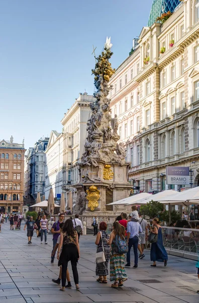 Mensen op de barok Plague column in Wenen — Stockfoto