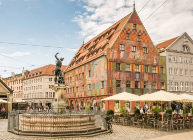 Merkur çeşme ve Weberhaus Augsburg