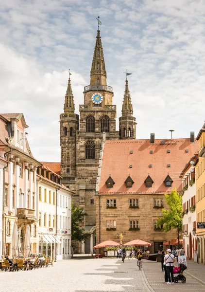 Tourists at St. Gumbertus church in Ansbach — Stock Photo, Image