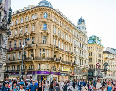 Viyana trafiğe kapalı alanda kişi