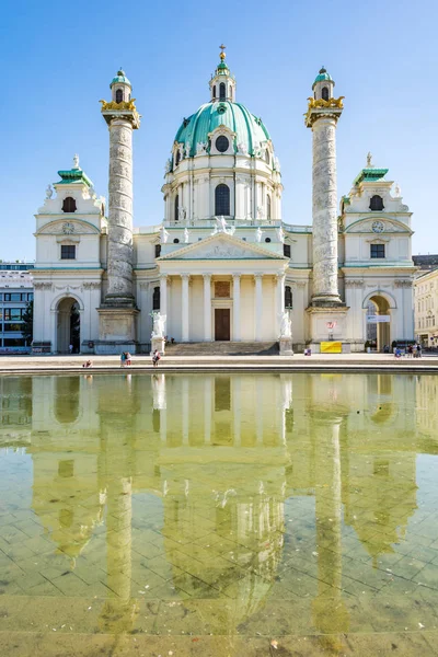 Turisté na barokní kostel Karlskirche ve Vídni — Stock fotografie