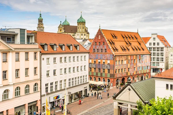 Menschen im historischen Zentrum von Augsburg — Stockfoto