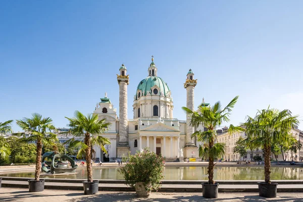 Touristes à la Karlskirche baroque à Vienne — Photo