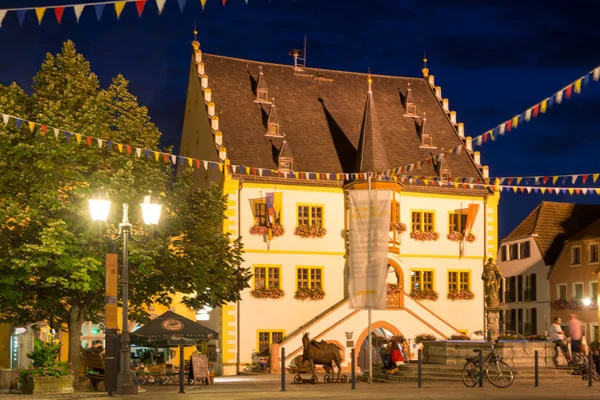 Tourists at the historic village of Volkach at night — Stock Photo, Image