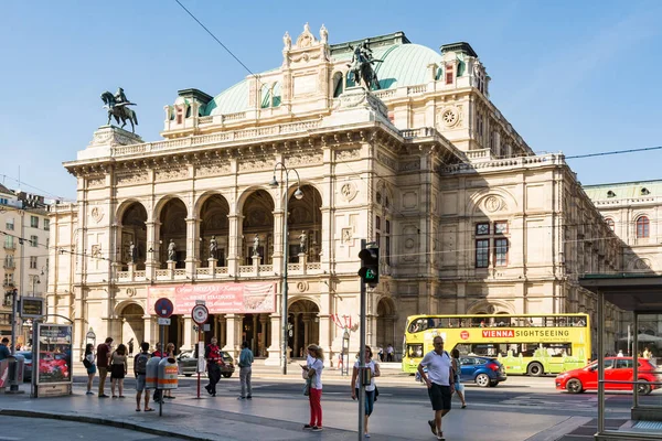 Pessoas na Ópera Estatal de Viena — Fotografia de Stock