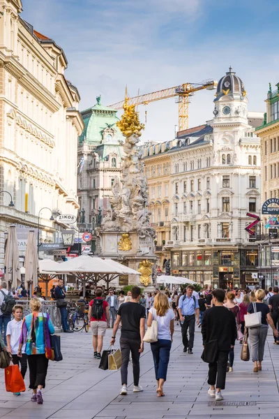 Mensen op de barok Plague column in Wenen — Stockfoto