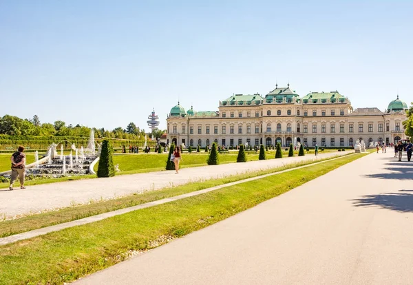 Gente en el jardín del palacio Belvedere de Viena — Foto de Stock