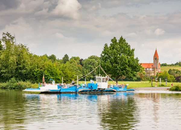 Barco de balsa cruzando o rio Main em Wipfeld — Fotografia de Stock