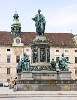 Viyana'da Imperial Hofburg Sarayı'nda turistler