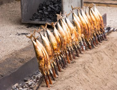 Bir çubuk üzerinde ızgara balık