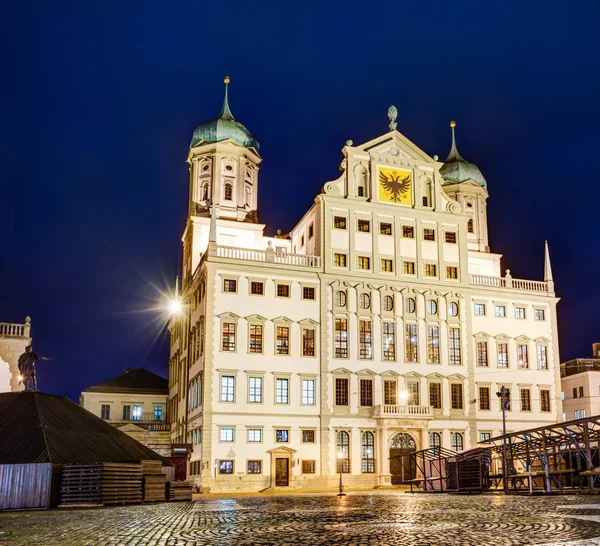 Ayuntamiento iluminado de Augsburgo por la noche — Foto de Stock